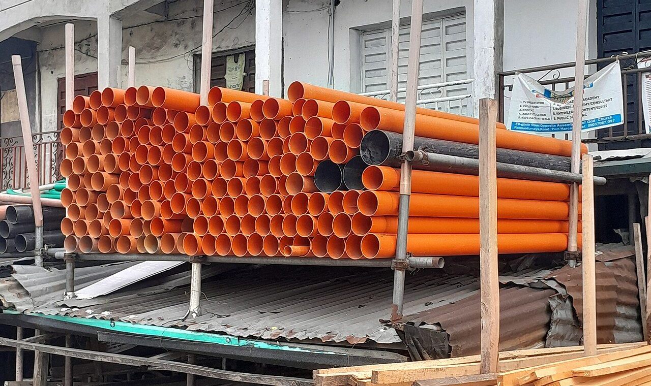 Καινούργιοι σωλήνες αποχέτευσης PVC με λεία εσωτερική επιφάνεια, χωρίς άλατα
